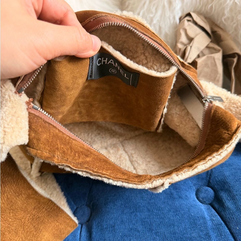 CHANEL Sheepskin Sherpa Shoulder Bag - Picture 4 of 10